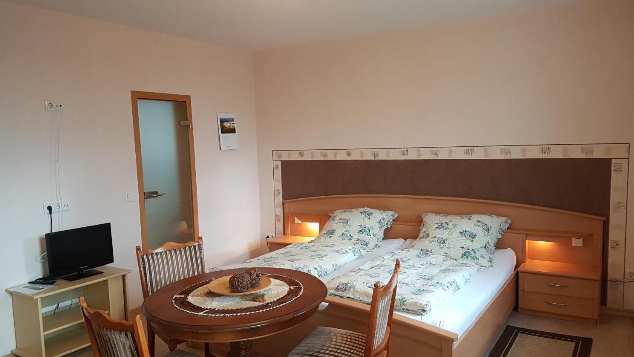 Landgasthof "Zur Linde" Irmelshausen Luaran gambar